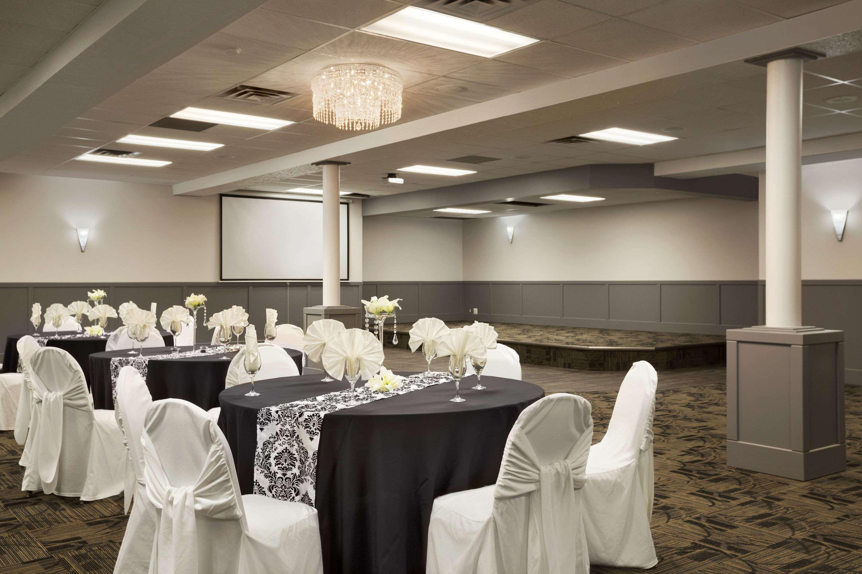 Clarion Pointe Hotel Medicine Hat Kültér fotó